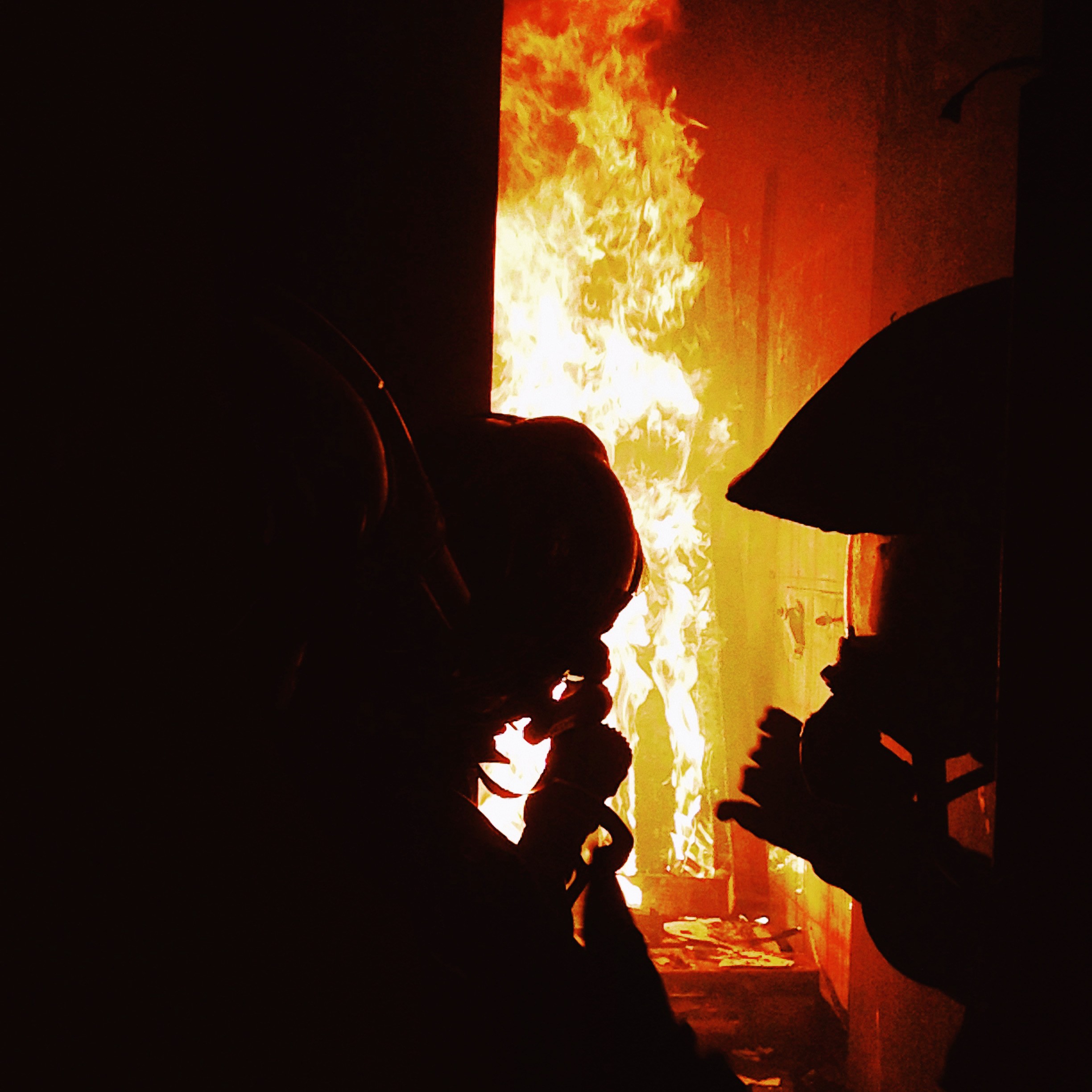 Dans l'ombre des flammes