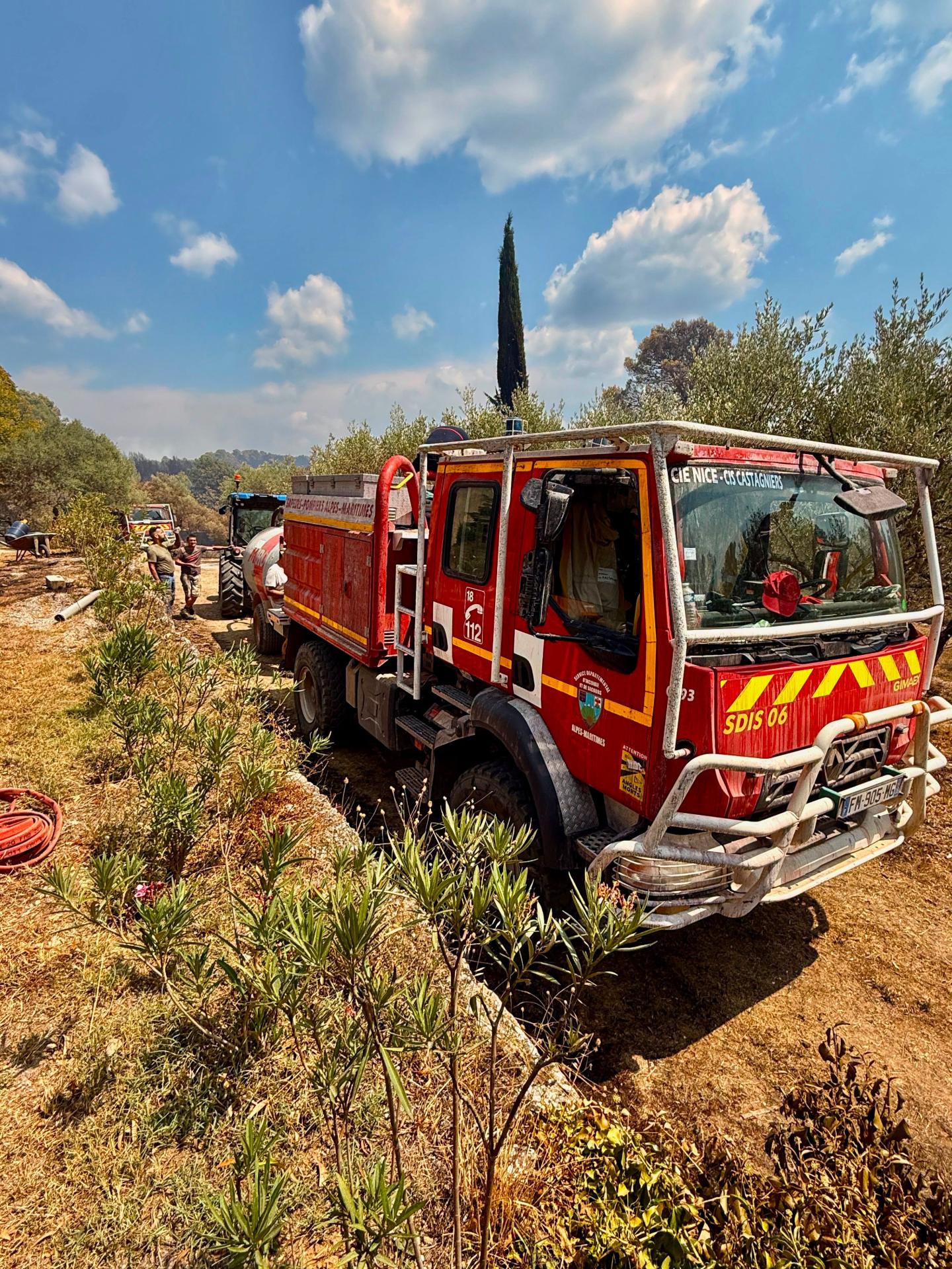 Agriculteurs et pompiers feu Var entraide